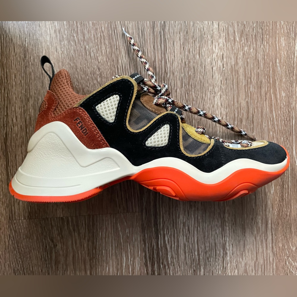 Fendi fluid orange sneakers
Fendi Size 36